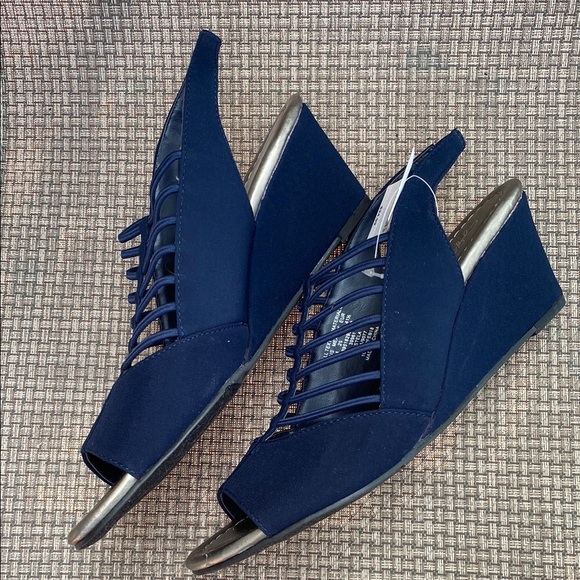 Jaclyn Smith Comfy Midnight Blue Sandals with Cage Design - Picture 4 of 8